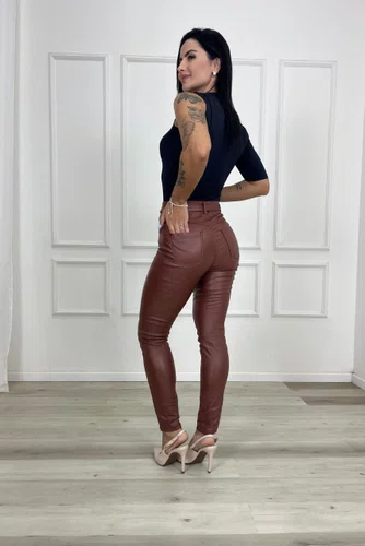 Calça Cigarrete Resinada Com Cinto Marrom  