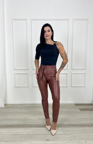 Calça Cigarrete Resinada Com Cinto Marrom  
