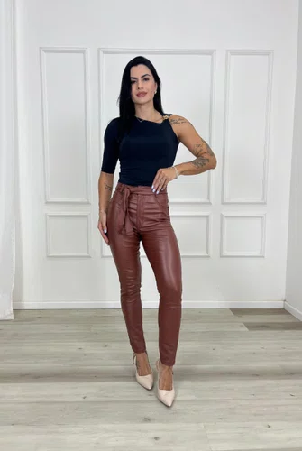 Calça Cigarrete Resinada Com Cinto Marrom  