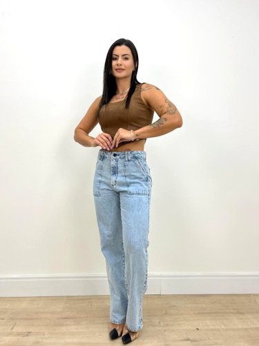 Calça Jeans Reta Com Detalhe De Fenda Na Barra 