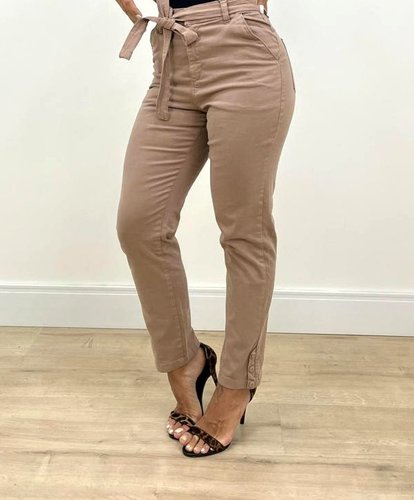 Calça Mom Color Bolso Faca Com Cinto E Botoes Na Barra 