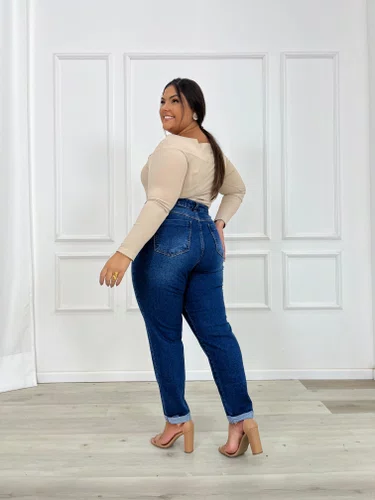 Calça Mom Jeans Plus Com Barra Dobrada 