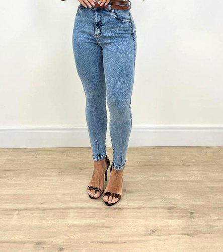 Calça Skinny Jeans Com Detalhe Na Perna Com Cinto