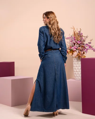Saia Longa Jeans Com Cinto E Fenda Lateral 