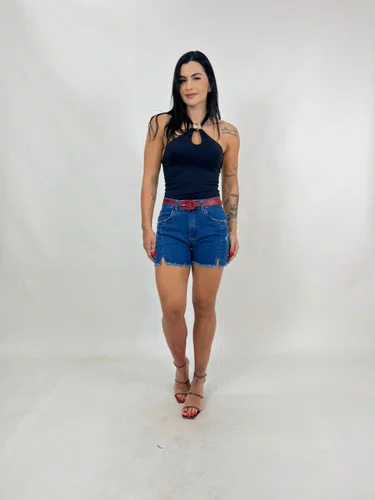 Shorts Jeans Com Fenda E Barra Desfiada Com Cinto  
