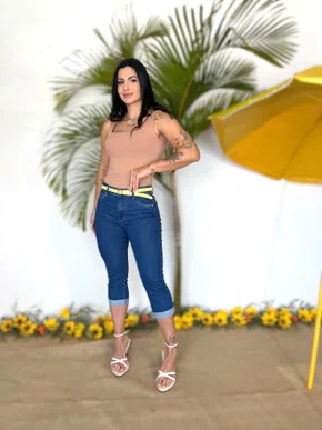 Calça Capri Jeans Barra Dobrada Com Cinto 