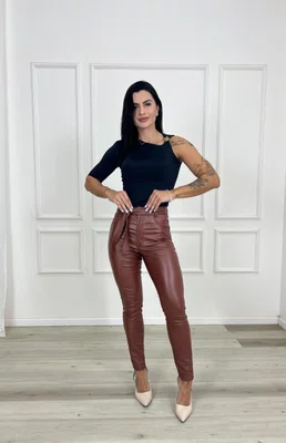 Calça Cigarrete Resinada Com Cinto Marrom  