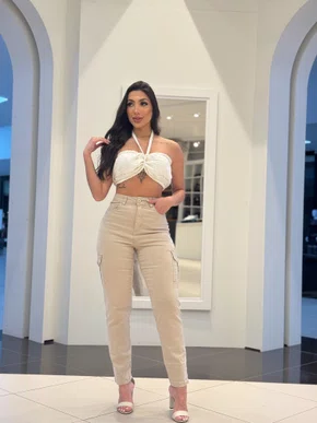 Calça Mom Jeans Color Bege Bolso Cargo Com Botoes Forrados 