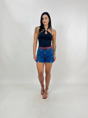 Shorts Jeans Com Fenda E Barra Desfiada Com Cinto  