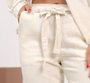 Calça Mom De Linho Com Cinto E Bolsos Laterais Decidida