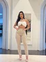 Calça Mom Jeans Color Bege Bolso Cargo Com Botoes Forrados 