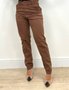 Calça Mom Jeans Color Marrom Com Bolso Faca E Cinto E Botoes 