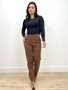 Calça Mom Jeans Color Marrom Com Bolso Faca E Cinto E Botoes 
