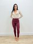Calça Skinny Bordo Com Cinto E Bolso Faca 